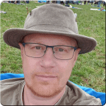 Portrait von Holger Pohlmann mit Hut, Administrator der Webseite Arbeitskreis Depressionen und Aengste
