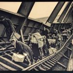 Flucht von Deutschen über eine kaputte Eisenbahnbrücke.