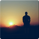 Silouhette einer Person vor einem Sonnenuntergang.