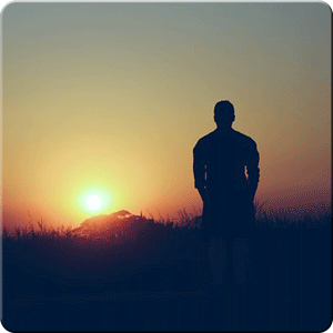 Silouhette einer Person vor einem Sonnenuntergang.