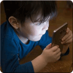Kleiner Junge mit Smartphone in der Hand