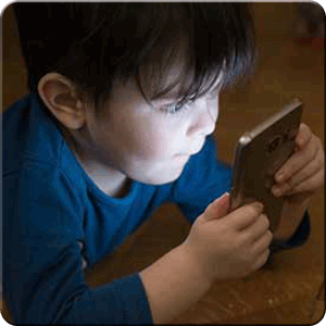 Kleiner Junge mit Smartphone in der Hand