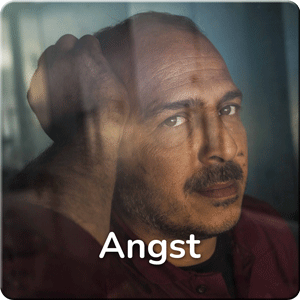 Mann mit Angst und Depression hinter einer spiegelnden Scheibe in einem düsteren Raum. Darunter der Schriftzug "Angst"