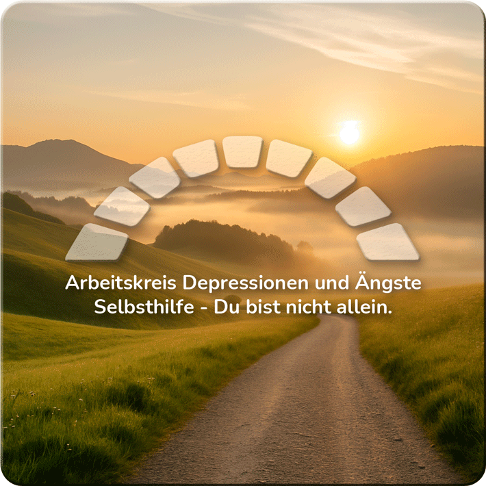 Feldweg in einer nebeligen Hügellandschaft im Sonnenaufgang. Im Vordergrund das stilisierte Logo Bogenbrücke und Text Arbeitskreis Depressionen und Ängste Selbsthilfe - Du bist nicht allein.