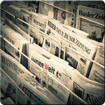 Verschiedene Zeitungen in einem Zeitungsständer