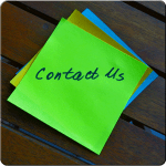 Bunte Notizzettel mit der Aufschrift "Contact us"