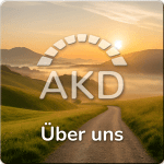 Ein Feldweg, welcher in eine vernebelte gründe Hügellandschaft füht. Im Hintergrund der Sonnenaufgang. Im Vordergrund halbtramsparent die stilisierte Brücke mit dem Schriftzug "AKD" darunter und "Über uns"